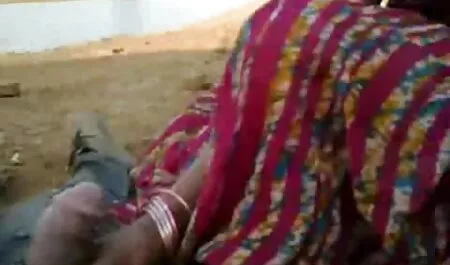 Pria itu menolak kemaluannya gadis muda di kolam lucah kampung renang