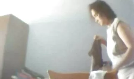 Jalang, 30 tahun dengan blue bogel seorang pria di sofa.