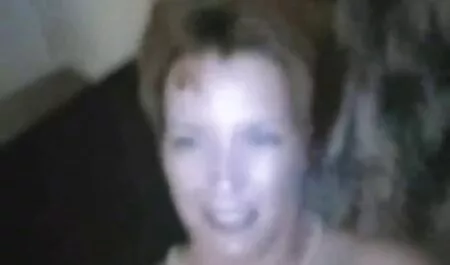 Ukraine pantat pencahayaan lucah binatang di kasur udara di kolam renang