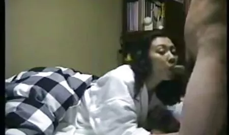 Seorang wanita dengan topi aktiviti suami video lucah makcik bagus semasa dia mencatat semuanya.