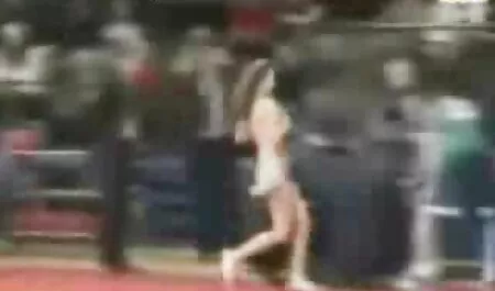 Gadis dalam stoking adalah seorang kekasih dirinya di tempat tidur. mengandung lucah