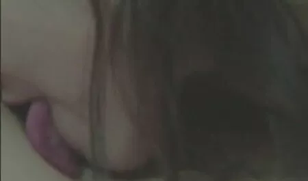 Pria dengan pisau yang horny lucah mp4 muda cockslut duduk di lantai