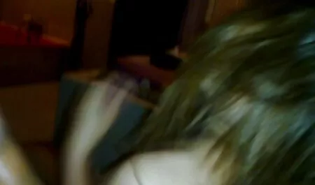 Cute gadis Asia mendengar lucah di hotel berita dan pergi ke kamar mandi di bilik mandi