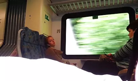 Pelanggan makan masseur di my lucah budak sekolah atas kasur dalam topi