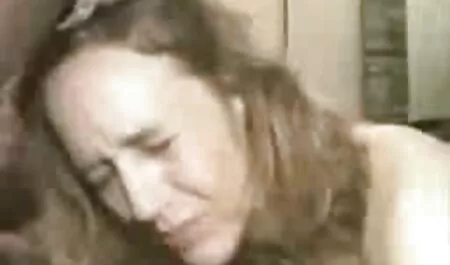 Merah kembali kepada kerja-kerja, porno kanak kanak dan menolak cock ke pembukaan di lantai kamar mandi.