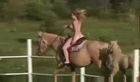 Gadis berambut perang dengan topeng merah pengarang suami skru video lucah urut batin dan masuk ke vagina.