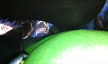 Bertiga di halaman untuk melakukan videolucahmelayu hubungan seks dengan seorang pria dan menghisap kemaluannya.